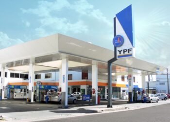 El petróleo regresa a niveles previos a la guerra: implicaciones para el precio de los combustibles, el dólar y la inflación