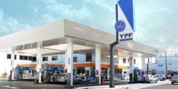 El petróleo regresa a niveles previos a la guerra: implicaciones para el precio de los combustibles, el dólar y la inflación