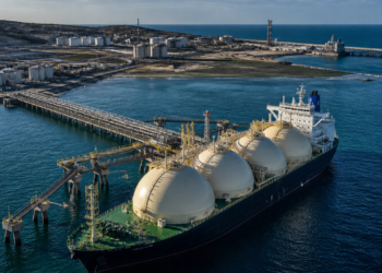 YPF presenta un plan de exportación de GNL por u$s 45.000 millones que podría duplicar su tamaño