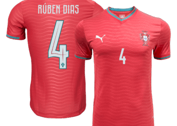 Una figura del fútbol portugués se retira de la rueda de prensa tras la eliminación ante España