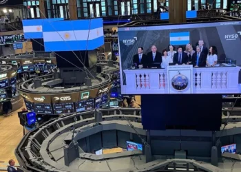 Acciones argentinas en Wall Street caen más de 3% y el riesgo país supera los 420 puntos: análisis del dólar