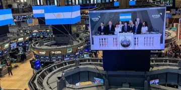 Acciones argentinas en Wall Street caen más de 3% y el riesgo país supera los 420 puntos: análisis del dólar