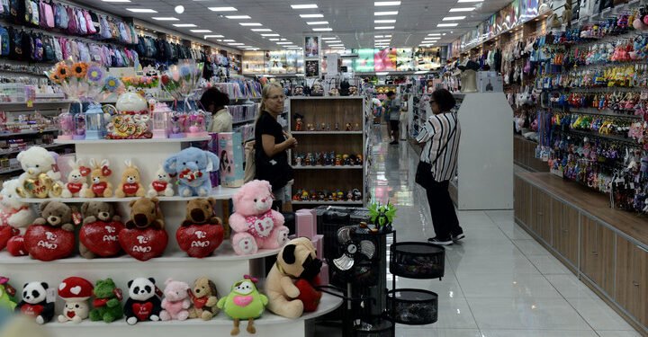 Del simple “solo vengo a mirar” a un egreso promedio de $70.000: el fenómeno de los bazares chinos