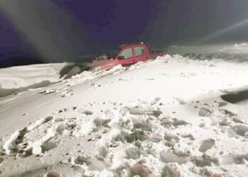 Rescatan a dos personas después de más de 24 horas atrapadas en la nieve