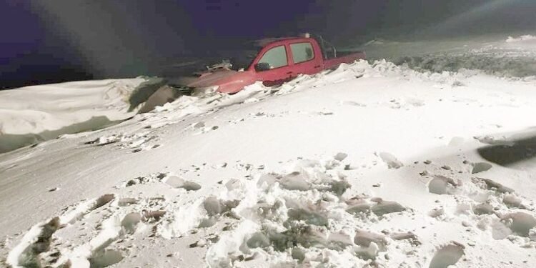 Rescatan a dos personas después de más de 24 horas atrapadas en la nieve
