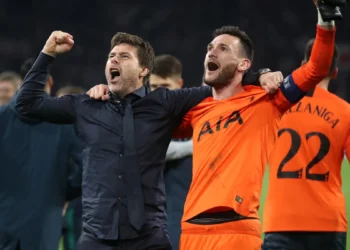El vibrante festejo de Pochettino con los hinchas estadounidenses tras la clasificación a octavos de final del Mundial