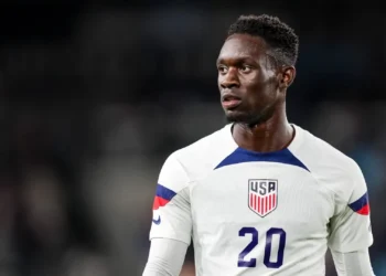 La UEFA critica duramente la decisión de FIFA sobre la suspensión del goleador estadounidense Folarin Balogun