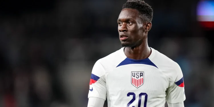 La UEFA critica duramente la decisión de FIFA sobre la suspensión del goleador estadounidense Folarin Balogun