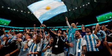 Desde el desaliento hasta la celebración: la emotiva reacción de los hinchas argentinos en Atlanta tras la remontada de la Selección