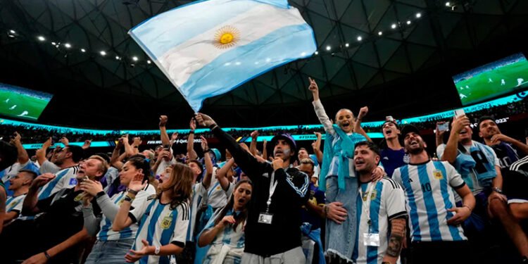 Desde el desaliento hasta la celebración: la emotiva reacción de los hinchas argentinos en Atlanta tras la remontada de la Selección