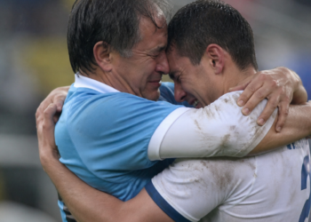 El conmovedor abrazo de los Dos Santos que impactó al fútbol uruguayo: padre e hijo rivales en la cancha, unidos en la emoción