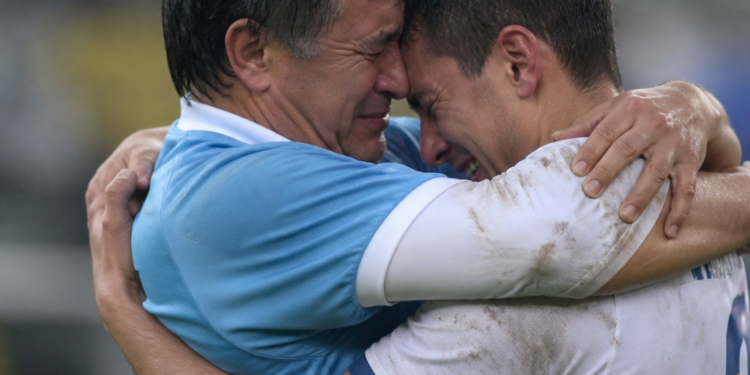 El conmovedor abrazo de los Dos Santos que impactó al fútbol uruguayo: padre e hijo rivales en la cancha, unidos en la emoción