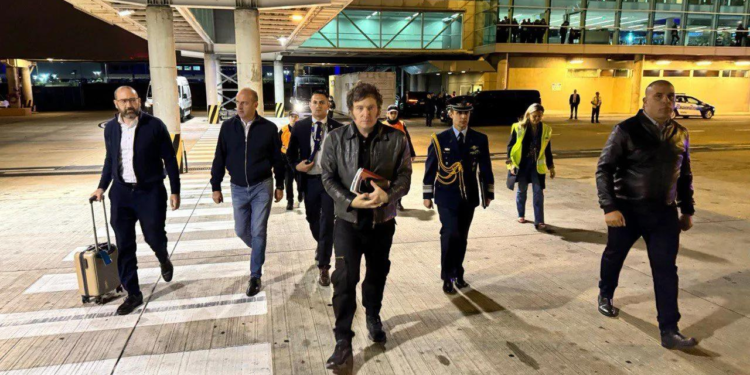 Milei prepara nuevos viajes al exterior mientras continúa sin regresar a la Casa Rosada