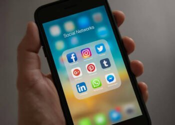 La mayoría de los empleados modera sus publicaciones en redes sociales por temor a repercusiones laborales