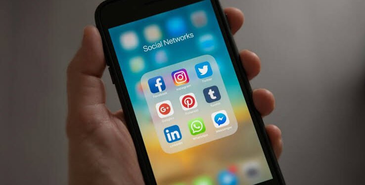 La mayoría de los empleados modera sus publicaciones en redes sociales por temor a repercusiones laborales