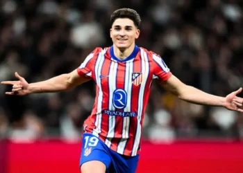 Julián Álvarez regresó al Atlético de Madrid para realizarse exámenes médicos y definir su futuro