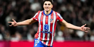 Julián Álvarez regresó al Atlético de Madrid para realizarse exámenes médicos y definir su futuro