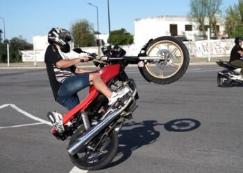 Suspenden la licencia de un motociclista por maniobras temerarias hasta 2099