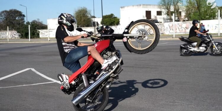 Suspenden la licencia de un motociclista por maniobras temerarias hasta 2099