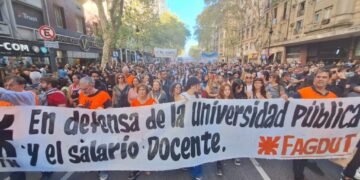Universidades: docentes y no docentes realizan un paro nacional por salarios y financiamiento