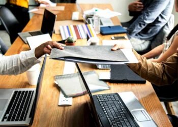 El empleo registrado cayó en mayo y acumula una pérdida de más de 337.000 puestos desde noviembre de 2023