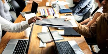 El empleo registrado cayó en mayo y acumula una pérdida de más de 337.000 puestos desde noviembre de 2023