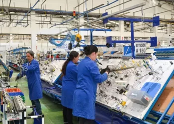 La industria creció 0,7% interanual en julio, pero cayó frente a junio y acumula una baja de 2,1%