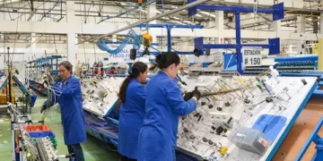 La industria creció 0,7% interanual en julio, pero cayó frente a junio y acumula una baja de 2,1%