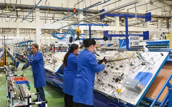 La industria creció 0,7% interanual en julio, pero cayó frente a junio y acumula una baja de 2,1%