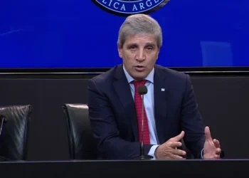 Caputo en conferencia de prensa, una jornada clave para el Gobierno en el Congreso