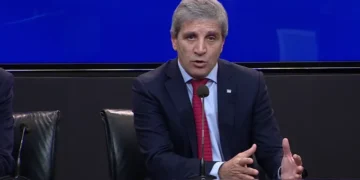 Caputo en conferencia de prensa, una jornada clave para el Gobierno en el Congreso