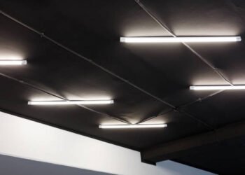 ¿Qué causa el parpadeo de los tubos de luz al encenderse?
