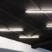 ¿Qué causa el parpadeo de los tubos de luz al encenderse?