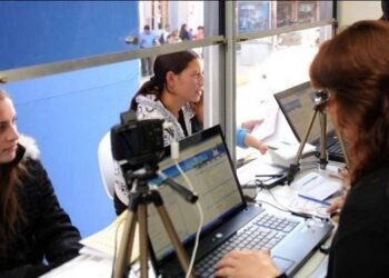 El Gobierno informó una reducción de más de 72.000 empleos en el Estado desde 2023