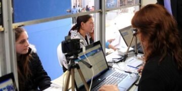 El Gobierno informó una reducción de más de 72.000 empleos en el Estado desde 2023