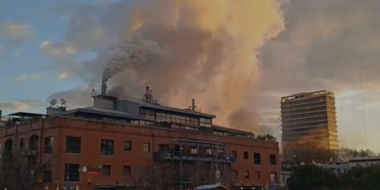 Incendio en un restaurante de Puerto Madero: dos personas atendidas y 50 evacuadas