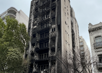 Devastación en el edificio de 13 pisos tras el incendio en Recoleta