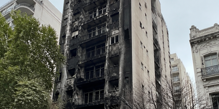 Devastación en el edificio de 13 pisos tras el incendio en Recoleta