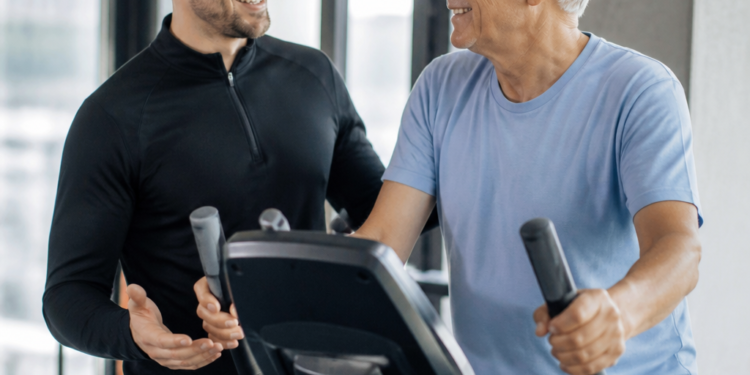 Consejos de un entrenador personal para ejercitarse en la tercera edad: ‘Caminar 20 minutos al día ya aporta beneficios’