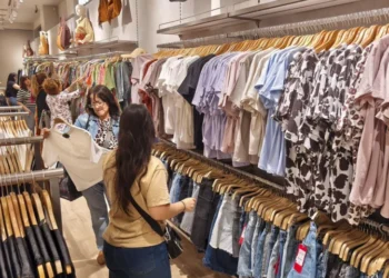 El consumo de los hogares cayó 0,6% en agosto y acumuló nueve meses de bajas interanuales