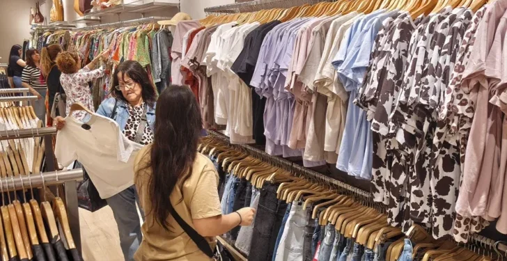 El consumo de los hogares cayó 0,6% en agosto y acumuló nueve meses de bajas interanuales