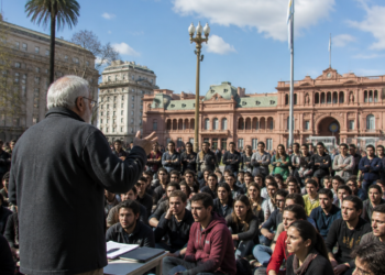 La UBA insta al Gobierno a respetar la Ley de Financiamiento Universitario con clases públicas en Plaza de Mayo
