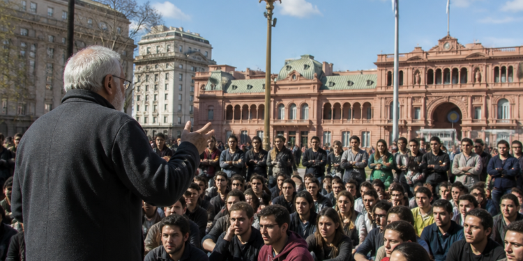 La UBA insta al Gobierno a respetar la Ley de Financiamiento Universitario con clases públicas en Plaza de Mayo