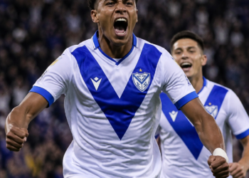 Vélez se impuso a Tigre en un intenso partido con un doblete de Ronaldo Martínez