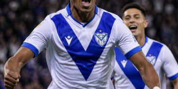 Vélez se impuso a Tigre en un intenso partido con un doblete de Ronaldo Martínez
