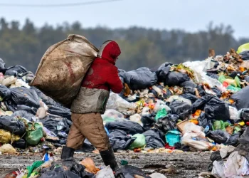 La pobreza alcanzó al 32,3% de la población y aumentó en 1,2 millones de personas en seis meses