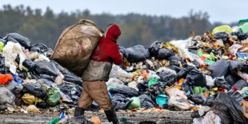 La pobreza alcanzó al 32,3% de la población y aumentó en 1,2 millones de personas en seis meses