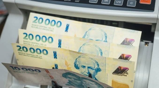 Los depósitos y préstamos en pesos cayeron en agosto y creció la preferencia por la liquidez