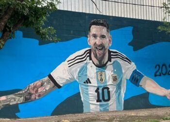Muralistas y vecinos transforman la fachada del barrio La Bajada, donde creció Leo Messi