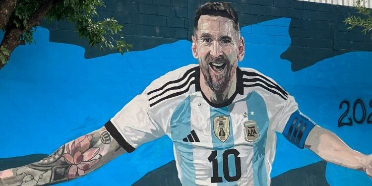 Muralistas y vecinos transforman la fachada del barrio La Bajada, donde creció Leo Messi